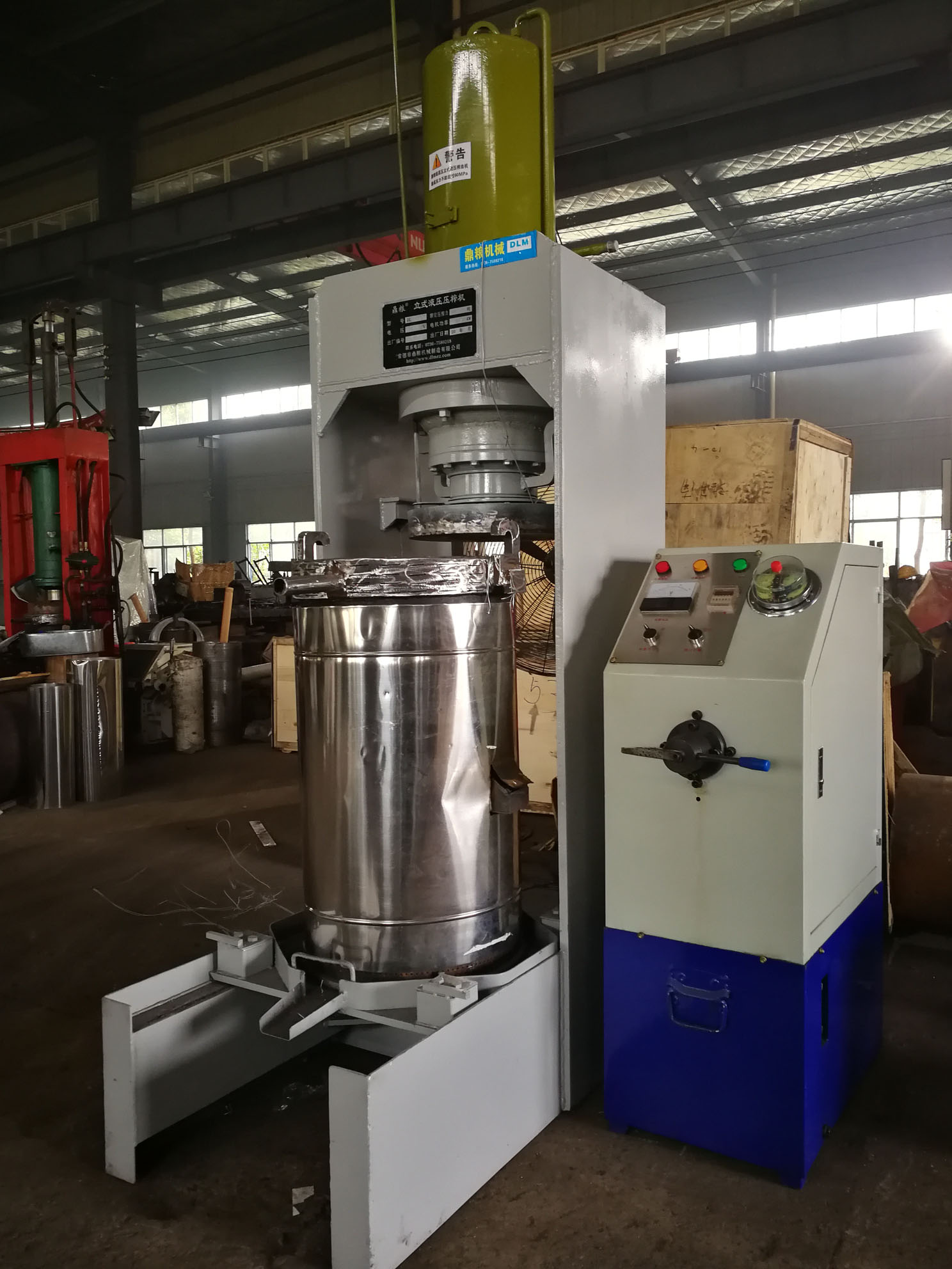 不銹鋼超高壓立式液壓壓榨機(jī)，果汁壓榨機(jī)，果渣壓榨機(jī)，藥材壓榨，油渣處理，白土壓榨
